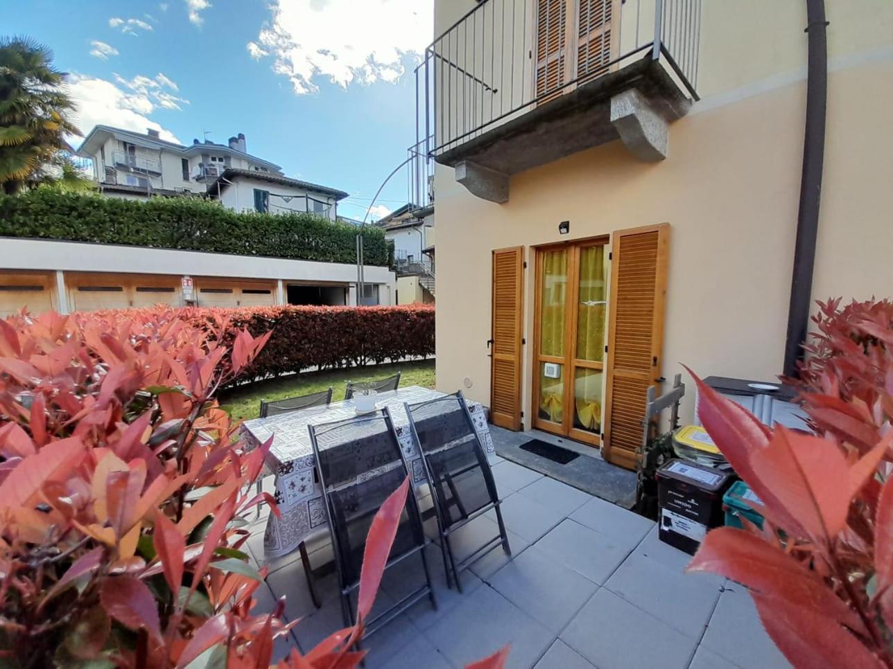 Marco Apartment - Holiday Apartment Luino Eksteriør bilde